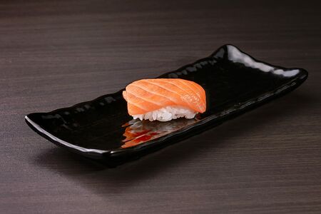 Суши с лососем