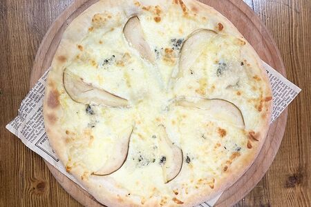 Пицца с грушей и сыром дорблю