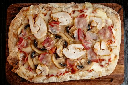 Пицца с курицей и грибами