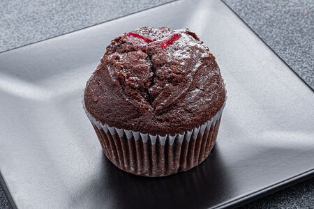 Кекс шоколадный с вишневым джемом