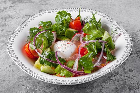 Овощной салат с ароматным маслом и семенами подсолнечника