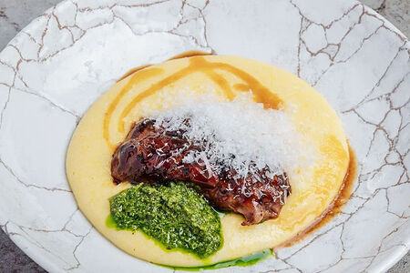 Говяжьи щечки со сливочной полентой и соусом песто