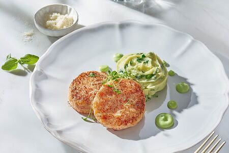 Крабовые котлеты с пюре из картофеля и шпината