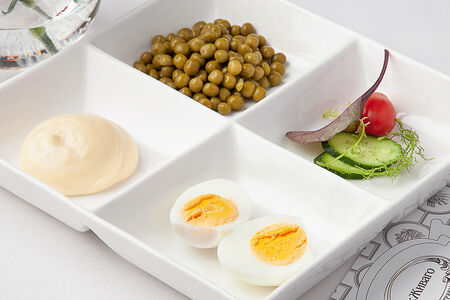 Отварное яйцо с зеленым горошком