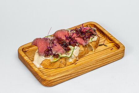 С ростбифом, вялеными томатами и соусом тоннато