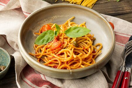 Спагетти аррабиата с каперсами и базиликом