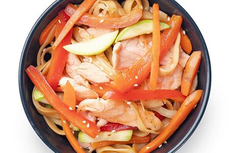 Wok с лососем и овощами