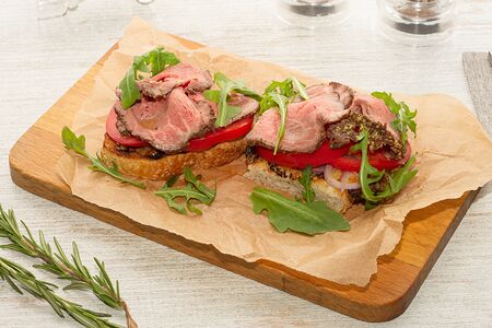 Брускетта с ростбифом