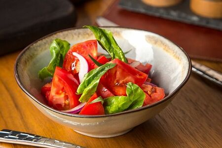 Салат из помидоров с красным луком