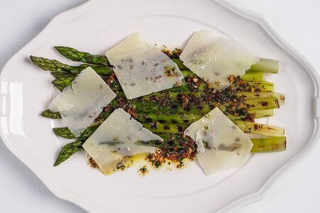 Спаржа с вялеными томатами и пармезаном