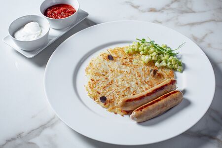 Картофельный драник с колбасками и зеленой сальсой (сельдерей, яблоко, авокадо)