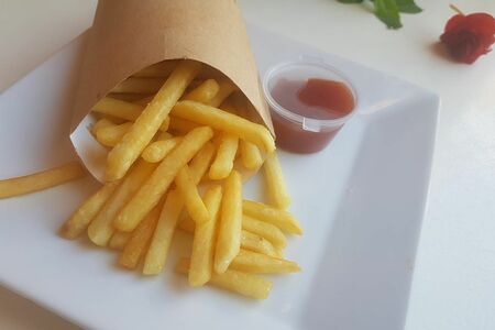 Картофель фри и кетчуп