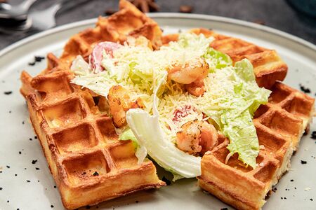 Caesar con gamberi (Вафля с салатом Цезарь и креветками)