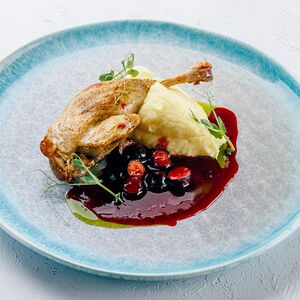 Утиная ножка конфи с картофельным пюре и ягодным соусом