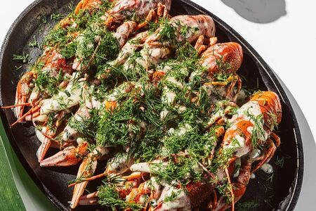 С луком в сметанном соусе