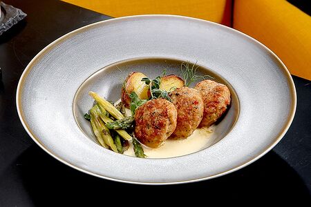 Котлеты из краба и креветок со спаржей