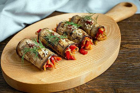 Рулетики из баклажанов с овощами