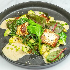 Зеленый салат с кабачками гриль и жареным сыром халуми