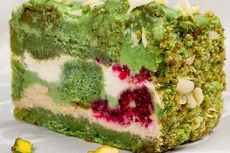 Фисташковый торт с малиной
