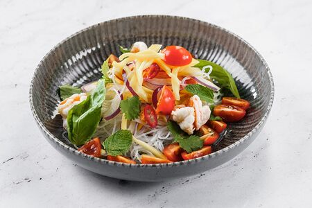 Тайский салат с фунчозой и креветками