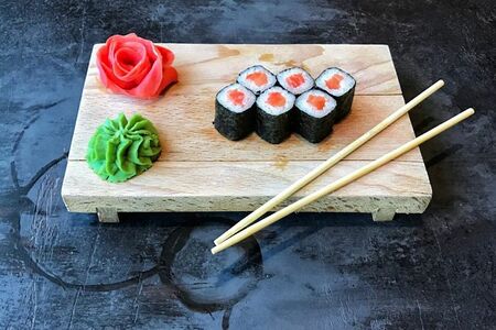 Ролл с копченым лососем