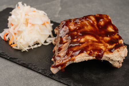 Cвинoе ребро с соусом BBQ