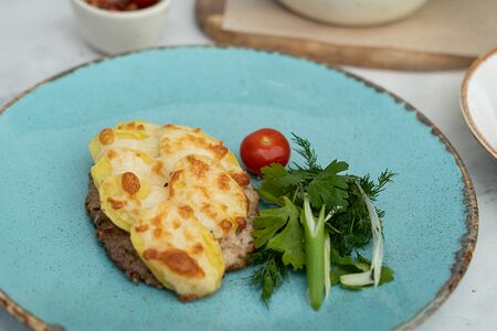 Отбивная из свинины под картофелем