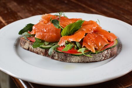 Брускетта с форелью и огурцами