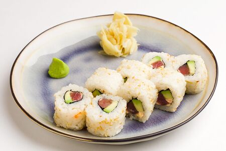 Ролл с тунцом и авокадо