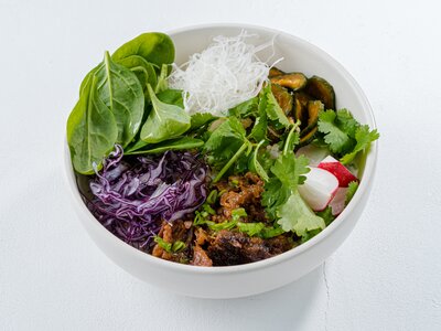 Поке с говяжьими щечками