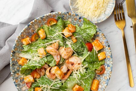 Салат Цезарь с креветками