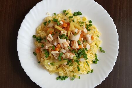 Рис жареный с морепродуктами и яйцом