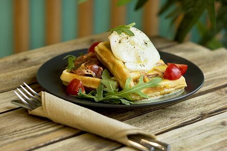 Вафли Венские с беконом и яйцом Бенедикт