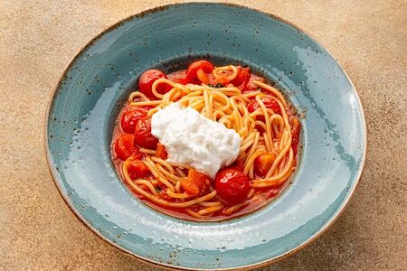 Спагетти с сыром страчателла