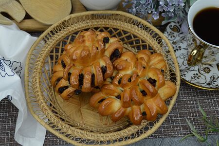 Булочка с изюмом