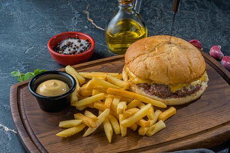 Большой чизбургер