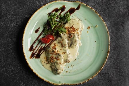 Медальоны из cвинoй вырезки с соусом блю чиз