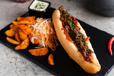 Хот-дог с рваной свининой