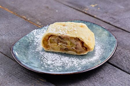 Штрудель с яблоком