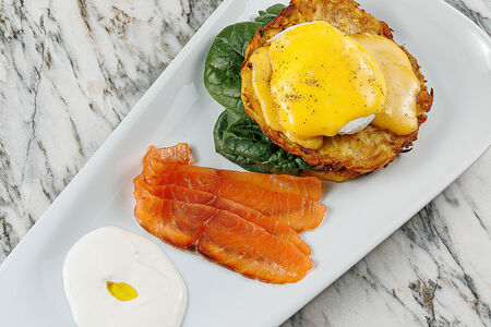 Драники с яйцом пашот и лососем слабой соли