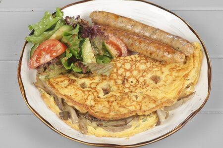 Омлет с вешенками и колбасками гриль