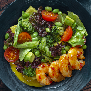 Салат с креветками и соусом маракуйя