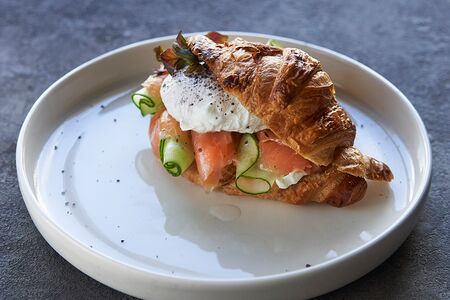 Круассан с лососем и яйцом пашот