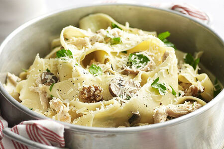 Паста с курицей и грибами