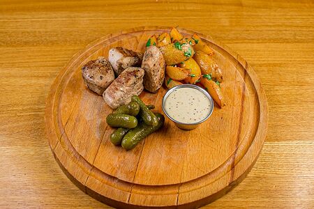 Свиные медальоны с картофелем по-деревенски