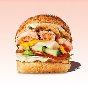 Фишбургер с креветками, белой рыбой, чеддером и соусом тартар