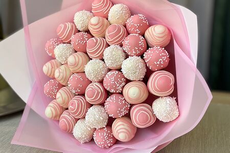 Букет из клубники в шоколаде Пудровые облака М