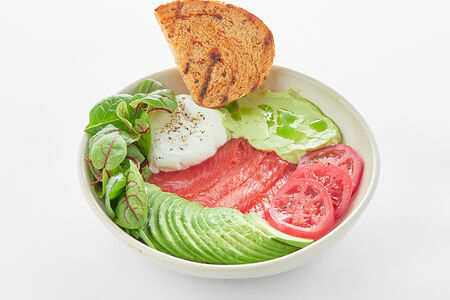 Форель слабой соли с муссом из авокадо и яйцом пашот