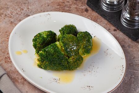 Брокколи, запечённые на сковороде с маслом