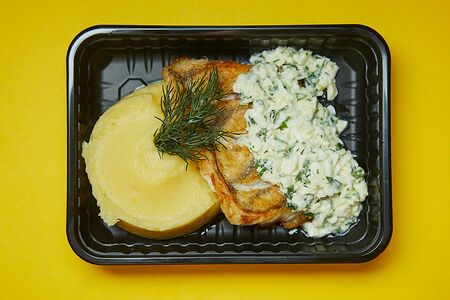 Судак под польским соусом с картофельным пюре